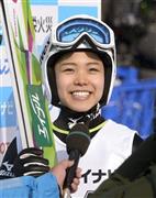 女子で優勝し笑顔の高梨沙羅（さら）＝２０１６年１月１１日、北海道札幌市中央区の宮の森ジャンプ競技場（共同）
