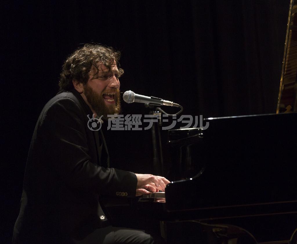 デクラン・オドノヴァン（Ｄｅｃｌａｎ＿Ｏ’ｄｏｎｏｖａｎ）さんはピアノの弾き語りで熱唱した＝２０１５年１１月１７日、東京都港区の在日カナダ大使館のオスカー・ピーターソン・シアター（Ｍａｎｃｅ＿Ｔｈｏｍｐｓｏｎさん撮影、提供写真）