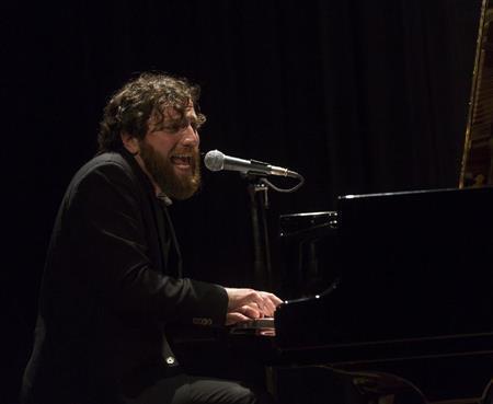 デクラン・オドノヴァン（Ｄｅｃｌａｎ＿Ｏ’ｄｏｎｏｖａｎ）さんはピアノの弾き語りで熱唱した＝２０１５年１１月１７日、東京都港区の在日カナダ大使館のオスカー・ピーターソン・シアター（Ｍａｎｃｅ＿Ｔｈｏｍｐｓｏｎさん撮影、提供写真）