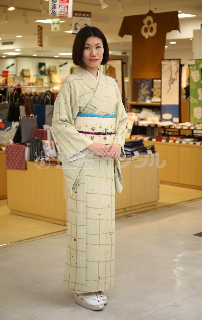 淡いグリーンの小紋（２万円）にあわせたクリーム色の名古屋帯（１万７０００円）、ブルーの帯揚げ（３０００円）は、ともにリサイクルで「きもの＿なかむら」から。まずは着物にトライしたい初心者向けにおすすめ。帯〆は参考商品＝２０１５年１２月２９日、東京都中央区銀座（古厩正樹撮影）