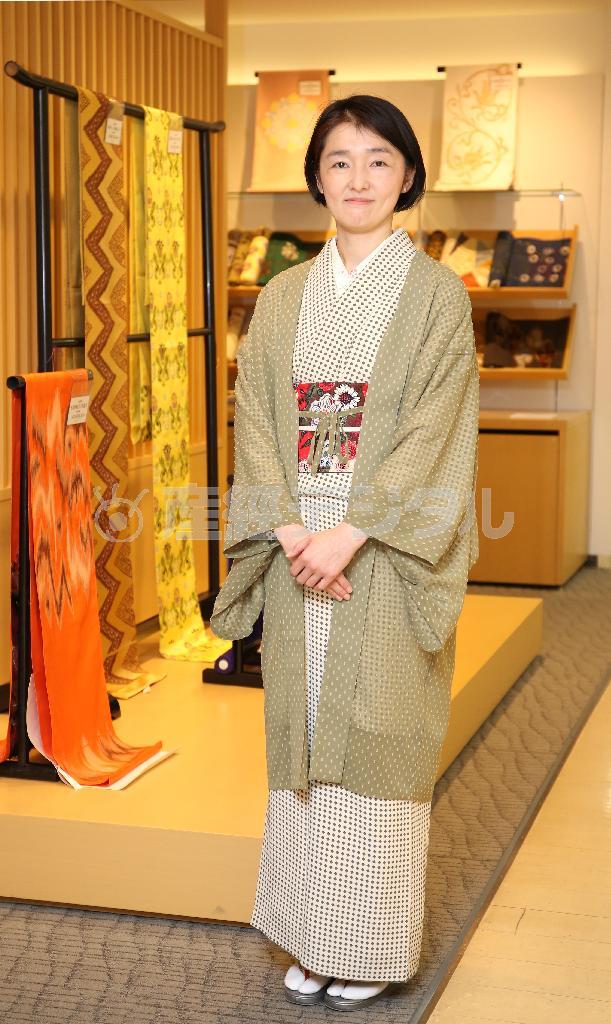 「Ｋｏｓｏｄｅ」からは、白地にドット柄の小紋（仕立て上がり、１５万７０００円）には鮮やかな花柄プリント更紗の半巾帯（３万５０００円）をあわせてアクセントに。約１センチ強の細めの三分紐（７２００円）に帯留（１万３０００円）を通してアクセサリー感覚で楽しもう。渋めのグリーンの羽織（３万円）で全体的に落ち着いた印象になる＝２０１５年１２月２９日、東京都中央区銀座（古厩正樹撮影）