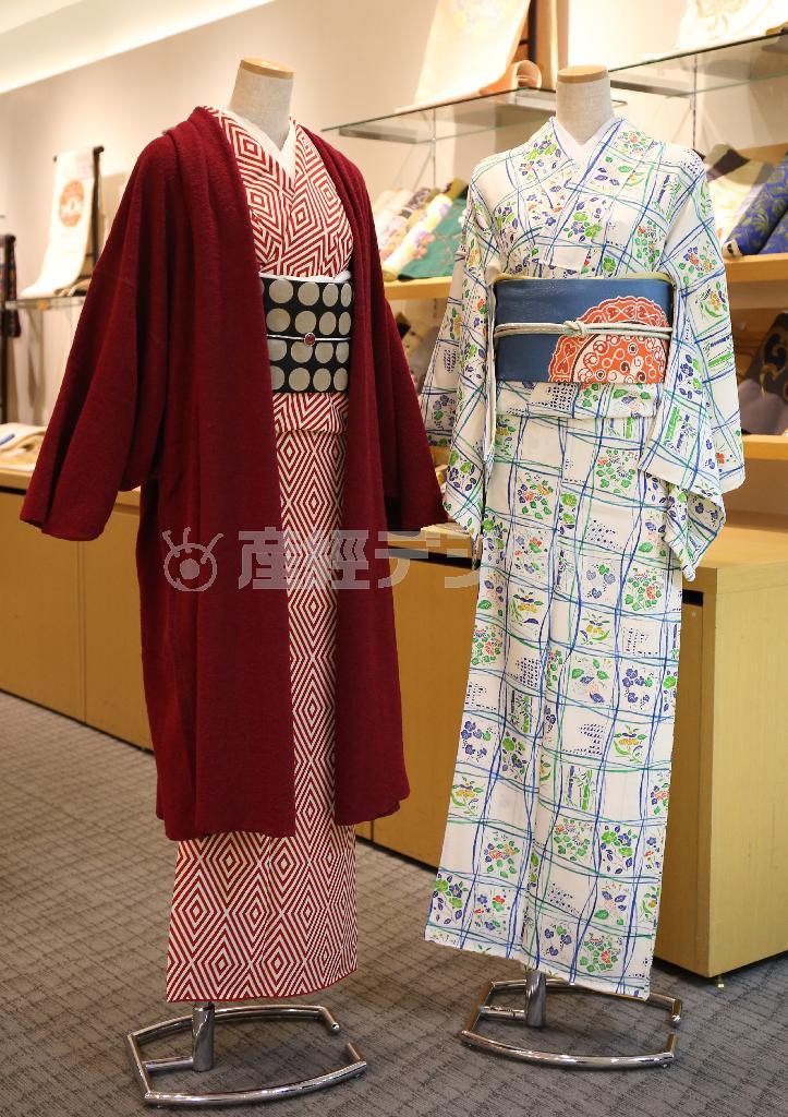 左は「Ｋｏｓｏｄｅ」で、幾何学模様の小紋（仕立て上がり１７万７０００円）と水玉模様の名古屋帯（仕立て上がり５万６０００円）は洋服の感覚で着られる和モダン着物。三分紐（６５００円）、帯留（９０００円）と白い帯揚（１万円）にワインカラーのコート（５万６０００円）を羽織ってすっきり着こなす。右は「きもの＿なかむら」のリサイクル着物。白地に花柄のすっきりした小紋（２万円）に青地に鮮やかな模様の入った名古屋帯（１万５０００円）、帯〆と帯揚（各３０００円）をあわせても約４万円の低予算で本格的な和の装い＝２０１５年１２月２９日、東京都中央区銀座（古厩正樹撮影）