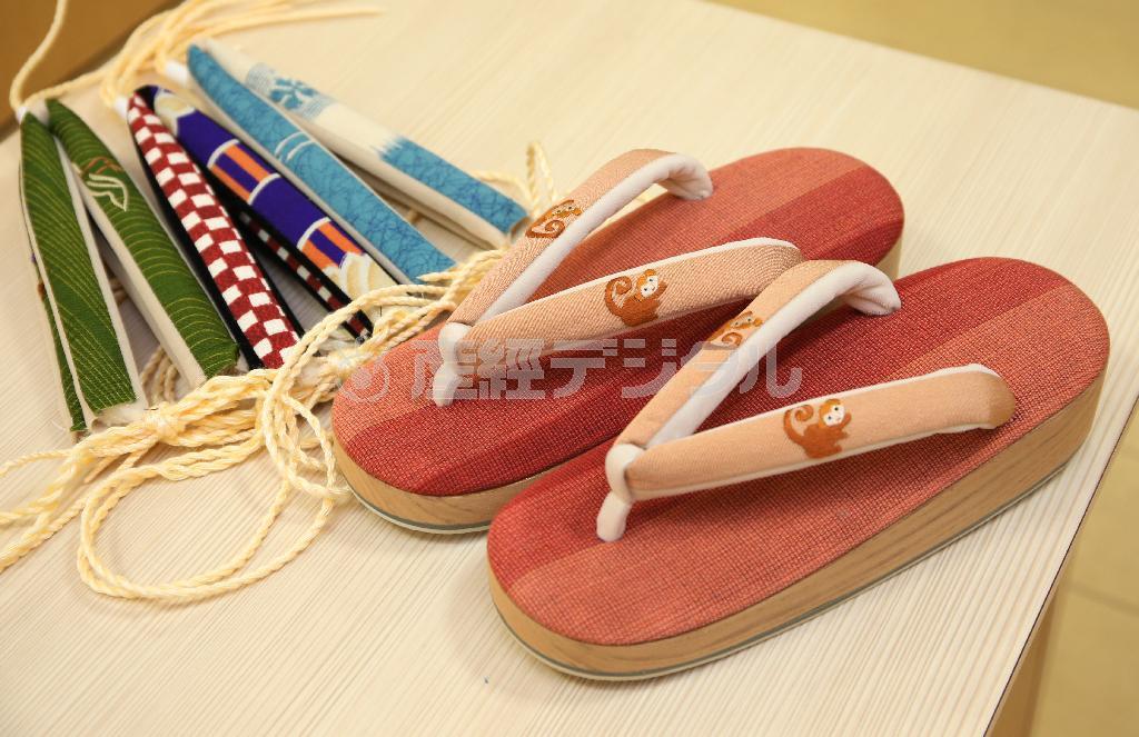 「四谷三栄」の桐下駄（３万８０００円）はえとのサルがかわいい。他にもアンティーク生地などを使った鼻緒（５０００円から）を思い思いに組み合わせよう。花柄から幾何学模様までさまざま＝２０１５年１２月２９日、東京都中央区銀座（古厩正樹撮影）