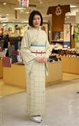 淡いグリーンの小紋（２万円）にあわせたクリーム色の名古屋帯（１万７０００円）、ブルーの帯揚げ（３０００円）は、ともにリサイクルで「きもの＿なかむら」から。まずは着物にトライしたい初心者向けにおすすめ。帯〆は参考商品＝２０１５年１２月２９日、東京都中央区銀座（古厩正樹撮影）