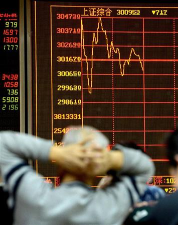 北京の証券会社で、乱高下する上海株の値動きを見る個人投資家＝１２日（共同）