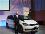 ミニバン「ゴルフトゥーラン」の新型車を紹介するフォルクスワーゲングループジャパンのスヴェン・シュタイン代表取締役＝１２日、東京都港区の東京ミッドタウン