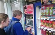アサヒグループＨＤが浅草に設置する対話型自動販売機。野村総合研究所との共同プロジェクトで顧客特性を分析し、消費につなげる