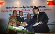 インドネシアの高速鉄道計画の契約について調印し、握手するインドネシアと中国の当局者ら。日本の同国へのインフラ輸出戦略は転換を迫られているが、汚職対策への支援も鍵を握りそうだ＝昨年１０月（ＡＰ）