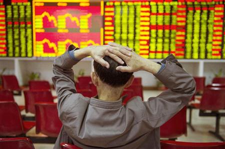１３日、中国海南省海口市の証券会社で、頭を抱える個人投資家（共同）