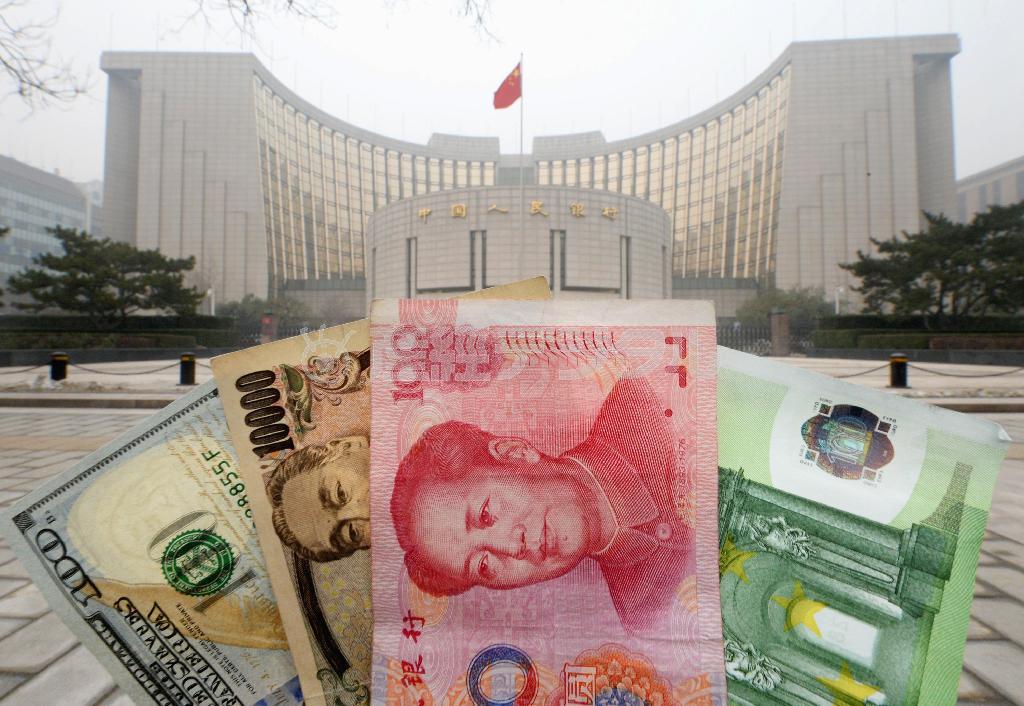 北京市内の中国人民銀行と１００元紙幣（中央右）などの紙幣（共同）