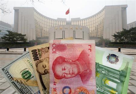 北京市内の中国人民銀行と１００元紙幣（中央右）などの紙幣（共同）