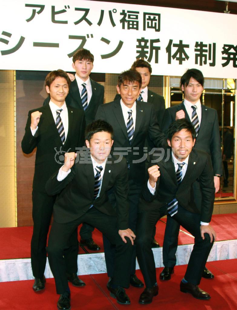 Ｊ１福岡の新体制を発表し、ポーズをとる井原正巳監督（中央）ら＝２０１６年１月１２日、福岡県福岡市（共同）