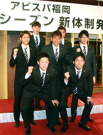 Ｊ１福岡の新体制を発表し、ポーズをとる井原正巳監督（中央）ら＝２０１６年１月１２日、福岡県福岡市（共同）