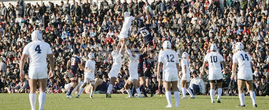 常翔学園－天理戦に詰め掛けた大勢の観客は、トラック上にもあふれた＝２０１５年１２月３０日、大阪府東大阪市の花園ラグビー場（共同）