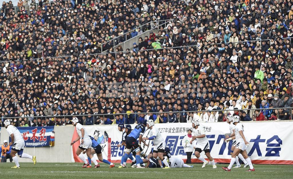 東海大仰星（ぎょうせい）－桐蔭学園の決勝もごらんの超満員＝２０１６年１月１１日、大阪府東大阪市の花園ラグビー場（甘利慈撮影）