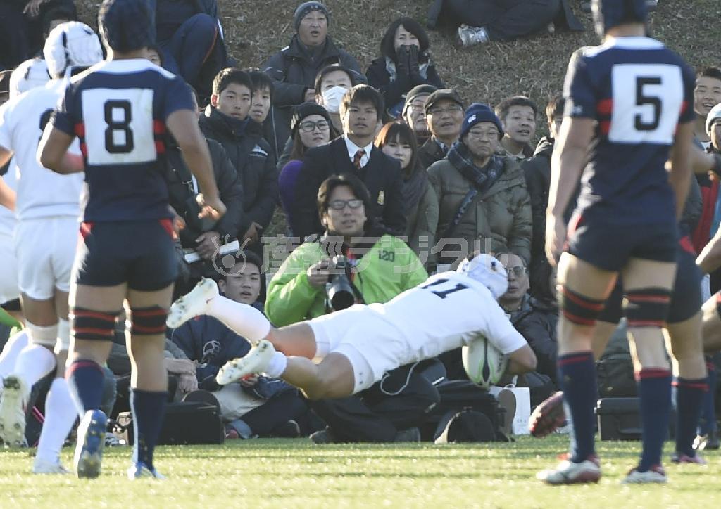 天理のウイング、小川大地（だいち）の決勝トライ。ファンの中にダイブするかのようだった＝２０１５年１２月３０日、大阪府東大阪市の花園ラグビー場（甘利慈撮影）