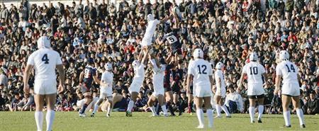 常翔学園－天理戦に詰め掛けた大勢の観客は、トラック上にもあふれた＝２０１５年１２月３０日、大阪府東大阪市の花園ラグビー場（共同）