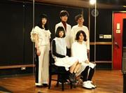 音楽バンド、「ＬＩＬＩ＿ＬＩＭＩＴ」のメンバー。（手前左から）志水美日、土器大洋と（後ろ左から）黒瀬莉世、牧野純平、丸谷誠治の５人＝２０１５年１１月１８日（提供写真）