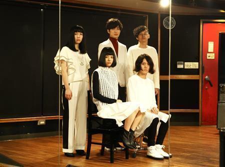 音楽バンド、「ＬＩＬＩ＿ＬＩＭＩＴ」のメンバー。（手前左から）志水美日、土器大洋と（後ろ左から）黒瀬莉世、牧野純平、丸谷誠治の５人＝２０１５年１１月１８日（提供写真）