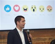 いいね！ボタンの機能拡大を発表する米フェイスブックのクリス・コックス最高製品責任者＝１４日、東京都港区