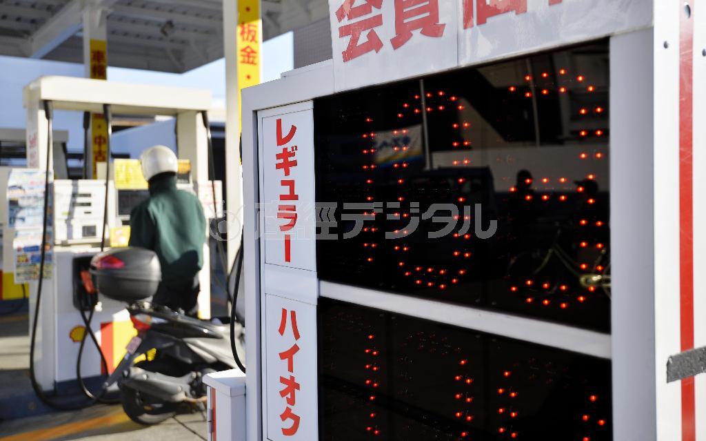 原油安を受け、安値が続く東京都内のガソリンスタンドの価格表示＝２０１６年１月１３日午後（共同）