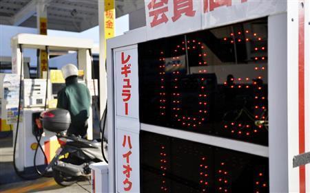 原油安を受け、安値が続く東京都内のガソリンスタンドの価格表示＝２０１６年１月１３日午後（共同）