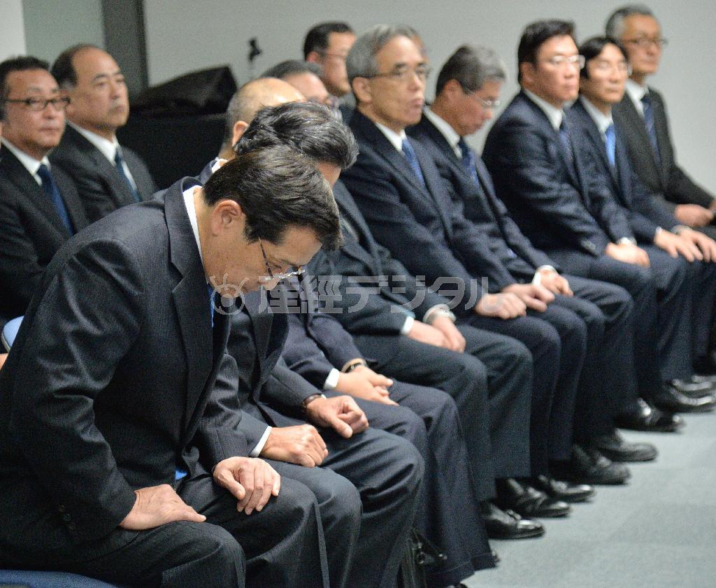 行政処分を受けた三井住友建設の新井英雄社長（左）と旭化成建材の前田富弘社長（右から３人目）ら＝２０１６年１月１３日、埼玉県さいたま市中央区（三尾郁恵撮影）