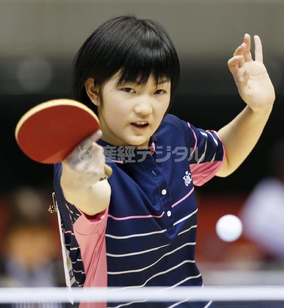 女子シングルスで３回戦進出を決めた小学５年生の木原美悠（みゆう）＝２０１６年１月１３日、東京都渋谷区の東京体育館（共同）