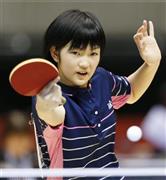 女子シングルスで３回戦進出を決めた小学５年生の木原美悠（みゆう）＝２０１６年１月１３日、東京都渋谷区の東京体育館（共同）