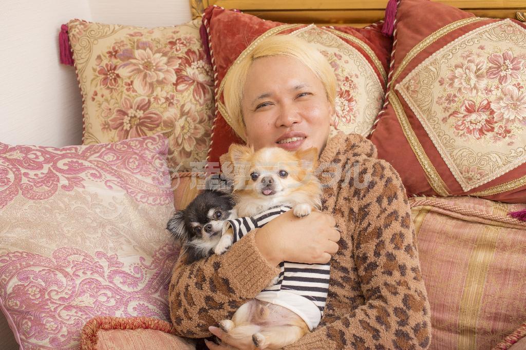 愛犬のゆうとペコ（右から）とともに。笑顔が開運をよびこむ（「ＩＫＫＯのちょっと開運」（リンダパブリッシャーズ刊）から宮崎貢司さん撮影）