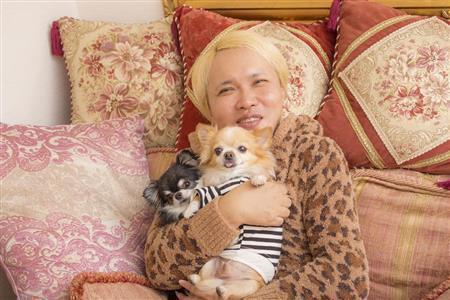 愛犬のゆうとペコ（右から）とともに。笑顔が開運をよびこむ（「ＩＫＫＯのちょっと開運」（リンダパブリッシャーズ刊）から宮崎貢司さん撮影）