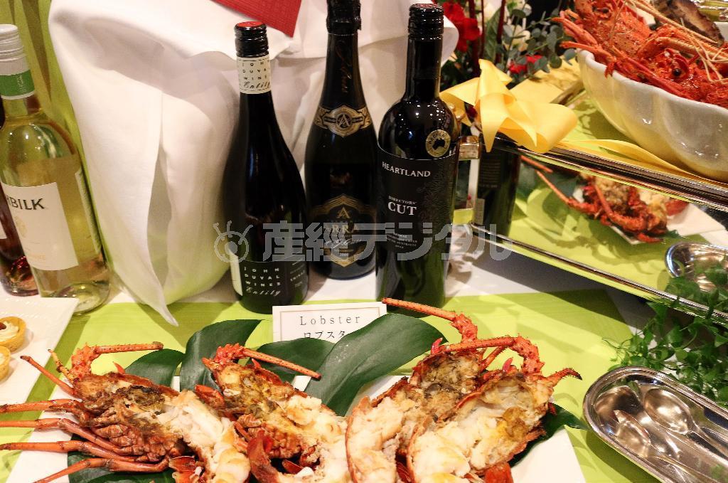 メニューコンテストの説明会で披露された豊富な食材とワイン＝２０１５年１２月１８日、東京都港区三田のオーストラリア大使館（青木冨美子さん撮影）