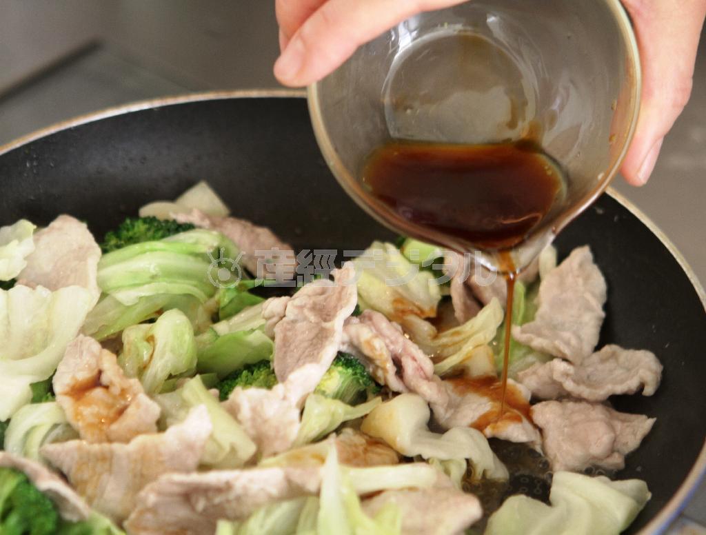 豚肉とブロッコリーのフライパン蒸し（作り方３）＿＿再び火にかけ、ふつふつしたら蓋をして、肉の色が変わるまで蒸し、全体を混ぜる。Ａ［合わせ調味料］を回し入れ、汁けが少なくなるまで炒め煮する（田中幸美撮影）