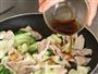 豚肉とブロッコリーのフライパン蒸し（作り方３）＿＿再び火にかけ、ふつふつしたら蓋をして、肉の色が変わるまで蒸し、全体を混ぜる。Ａ［合わせ調味料］を回し入れ、汁けが少なくなるまで炒め煮する（田中幸美撮影）