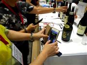 シンガポールで行われた「ｓａｋｅｆａｎＷｏｒｌｄ」の発表イベントで、実際にアプリを体験する来場者