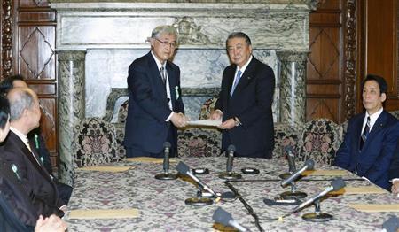 大島理森（ただもり）議長（中央右）に答申を提出する、衆院選挙制度改革を検討する有識者調査会の佐々木毅（たけし）座長＝２０１６年１月１４日午後、国会（共同）