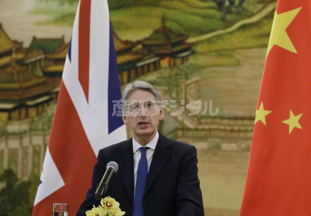 英中外相会談後の共同記者会見で、中国当局に行方を捜査するよう要求したと述べたフィリップ・ハモンド外相英外相＝２０１６年１月５日、中国・首都北京市（ロイター）