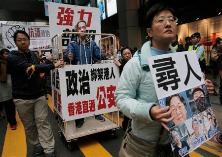 失跡事件への抗議デモを行う香港市民。銅鑼湾（どらわん）書店の株主で、作家でもある李波氏のお面をかぶった参加者も＝２０１６年１月１０日、中国・香港（ＡＰ）