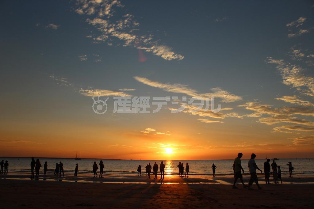 ダーウィンのミンディルビーチ。ティモール海に沈んでいく夕陽を眺めに、夕暮れ時には多くの人が集まってくる＝２０１３年７月２０日、オーストラリア・準州ノーザンテリトリー（詩歩さん撮影）