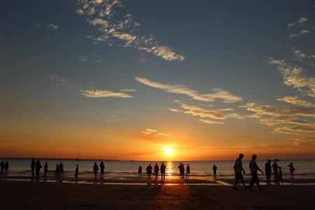 ダーウィンのミンディルビーチ。ティモール海に沈んでいく夕陽を眺めに、夕暮れ時には多くの人が集まってくる＝２０１３年７月２０日、オーストラリア・準州ノーザンテリトリー（詩歩さん撮影）