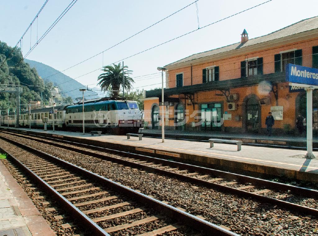 モンテロッソ・アル・マーレ駅。列車は次の駅、ヴェルナッツアへと海岸線を行く＝イタリア・チンクエテッレ（酒井久美子さん撮影）