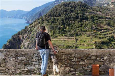 ワンちゃんもご主人と一緒に見晴し台からの眺めを堪能していた＝イタリア・チンクエテッレ（酒井久美子さん撮影）