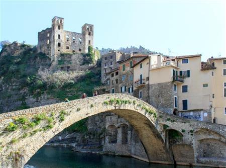 クロード・モネが描いたドルチェアクアの太鼓橋は当時のままの姿で残っている＝イタリア・チンクエテッレ（酒井久美子さん撮影）