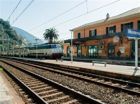 モンテロッソ・アル・マーレ駅。列車は次の駅、ヴェルナッツアへと海岸線を行く＝イタリア・チンクエテッレ（酒井久美子さん撮影）