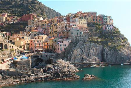 マナローラの港と崖に建つ家々＝イタリア・チンクエテッレ（酒井久美子さん撮影）