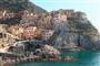 マナローラの港と崖に建つ家々＝イタリア・チンクエテッレ（酒井久美子さん撮影）