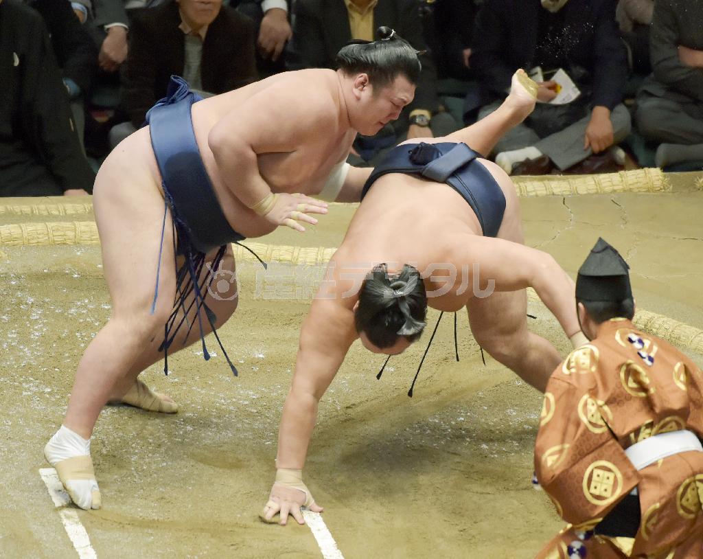 引き落としで鶴竜（かくりゅう、右）を破った勢（いきおい）＝２０１６年１月１４日、東京都墨田区の両国国技館（共同）