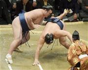 引き落としで鶴竜（かくりゅう、右）を破った勢（いきおい）＝２０１６年１月１４日、東京都墨田区の両国国技館（共同）