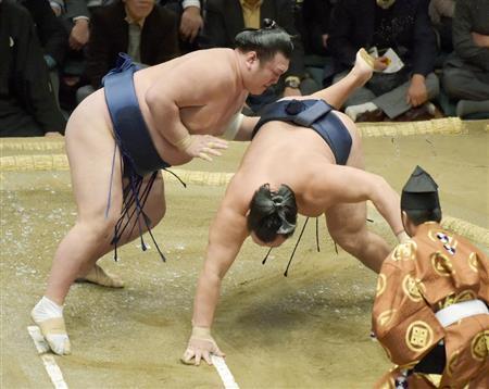 引き落としで鶴竜（かくりゅう、右）を破った勢（いきおい）＝２０１６年１月１４日、東京都墨田区の両国国技館（共同）
