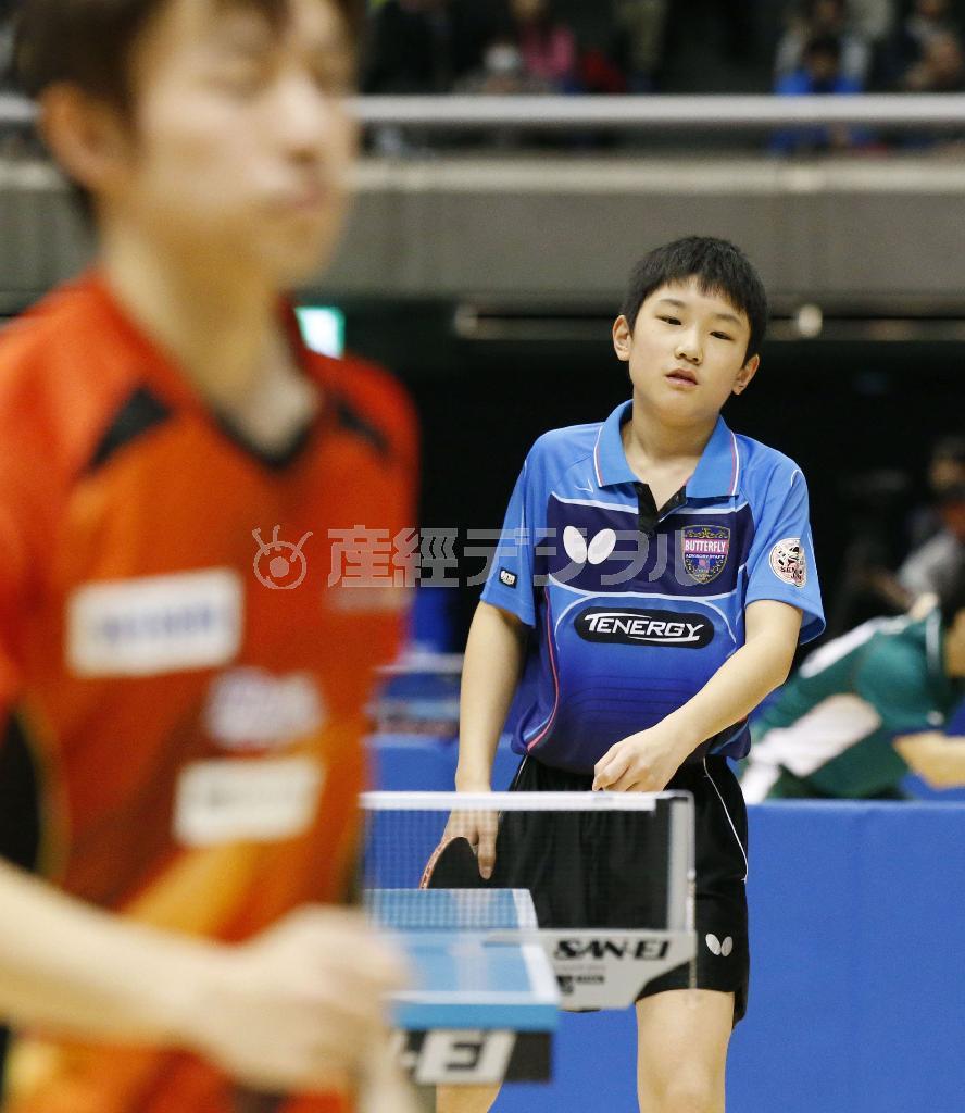 ４回戦で丹羽孝希（にわ・こうき、手前）に敗れた小学６年生の張本智和＝２０１６年１月１４日、東京都渋谷区の東京体育館（共同）